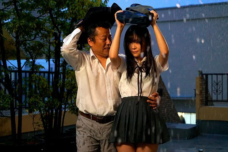 Nữ sinh ngủ nhờ nhà thầy giáo vì một con bão bất ngờ