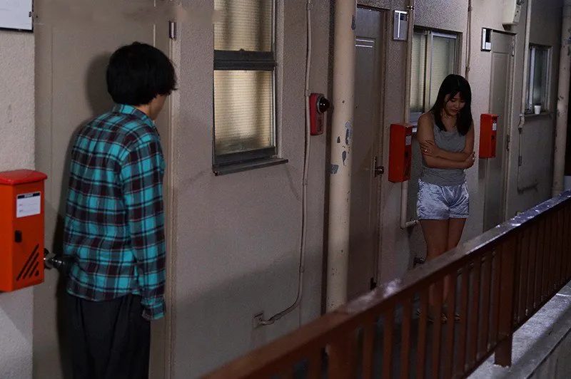 Bí mật lén lút với cô hàng xóm cãi nhau bị chồng đuổi ra cửa