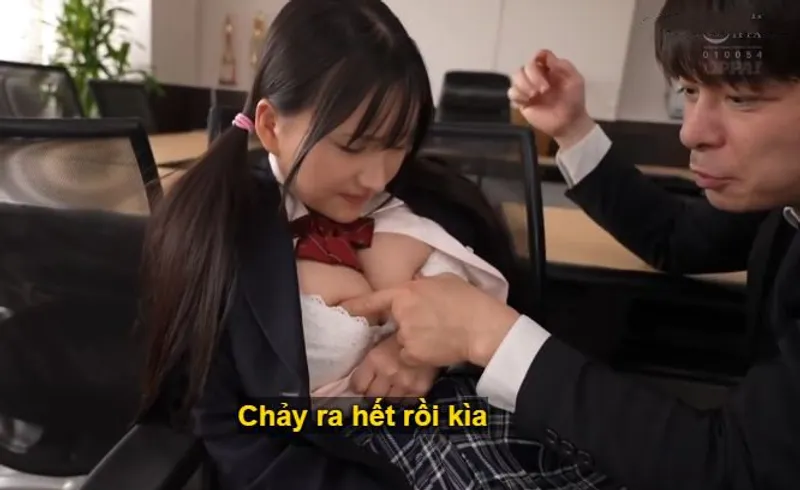 Suốt 3 năm, thầy giáo rèn luyện cô học trò ngực đẹp thành "bình đựng tinh".