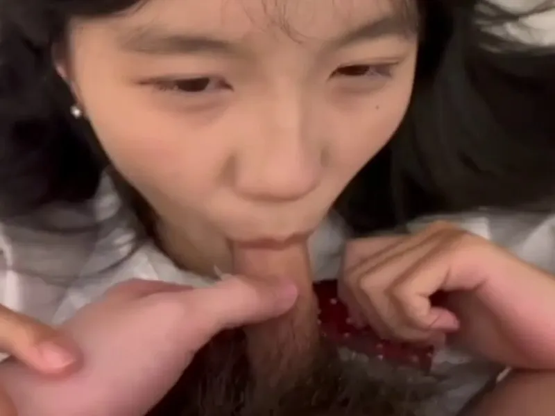 Em loli dễ thương liếm cậu bé biến em thành con đào nứng lồn p2